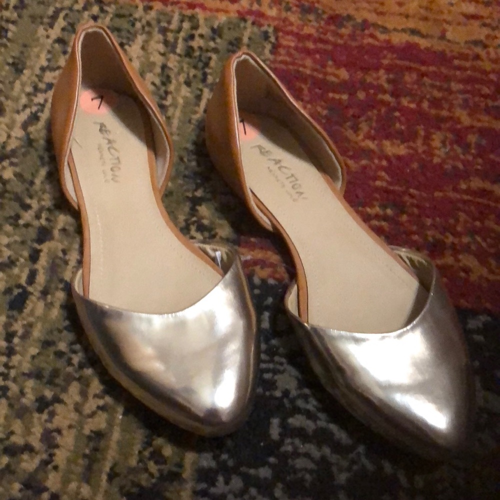 Kenneth Cole flat in tan and gold size 7